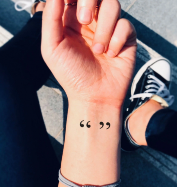 Tanda kutip kecil di pergelangan tangan